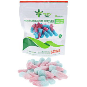 Paquet de bouteilles de gomme gazeuse et bonbons à l’avant